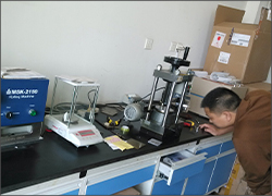 深圳科晶售后人员在河南师范大学免费维护设备